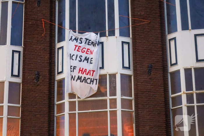 Pand gekraakt en spandoeken op gevel geplaatst