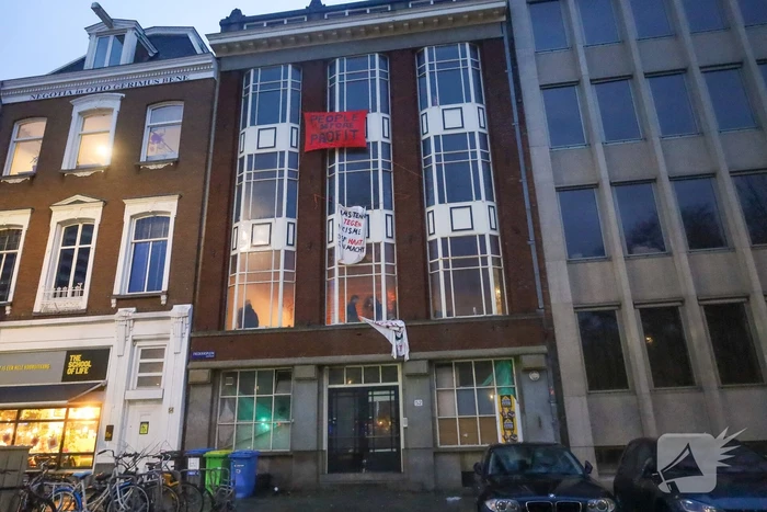 Pand gekraakt en spandoeken op gevel geplaatst