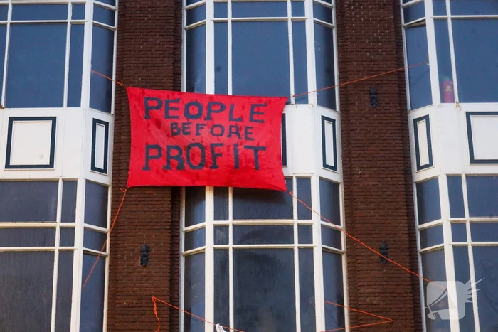 Pand gekraakt en spandoeken op gevel geplaatst