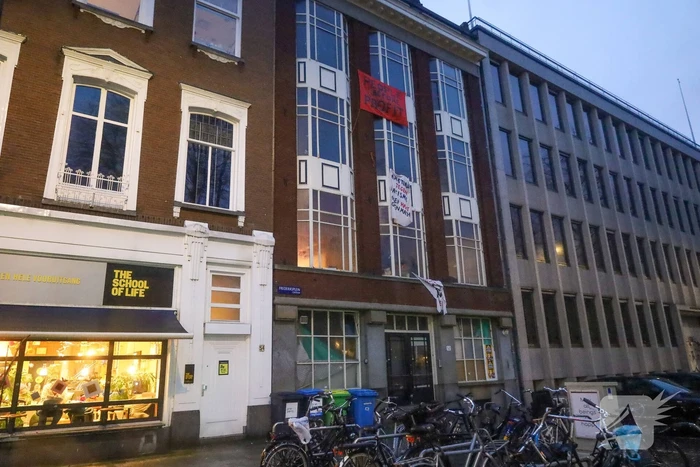 Pand gekraakt en spandoeken op gevel geplaatst