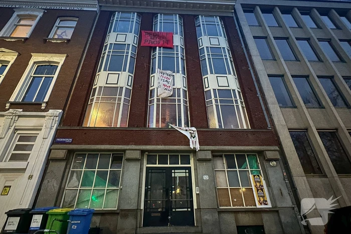 Pand gekraakt en spandoeken op gevel geplaatst