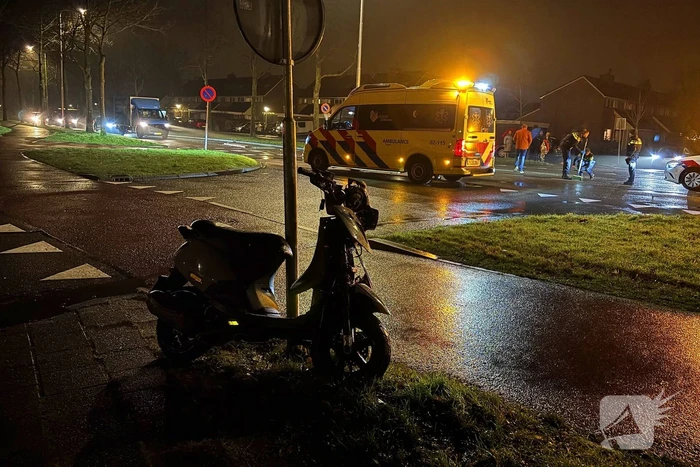 Scooterrijder en automobilist botsen met elkaar
