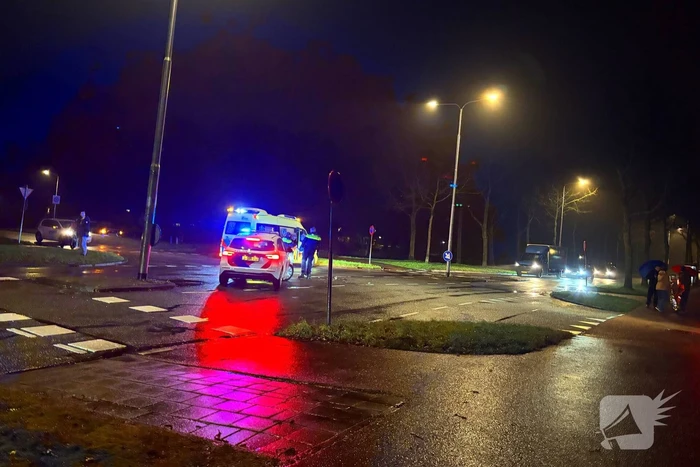 Scooterrijder en automobilist botsen met elkaar