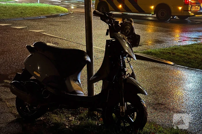 Scooterrijder en automobilist botsen met elkaar