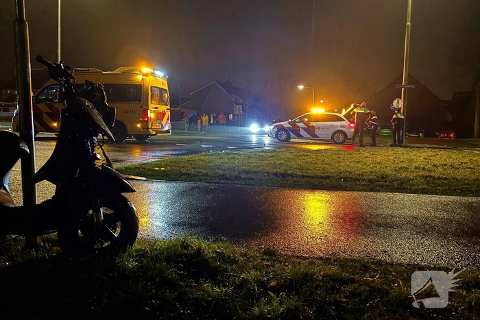 Scooterrijder en automobilist botsen met elkaar