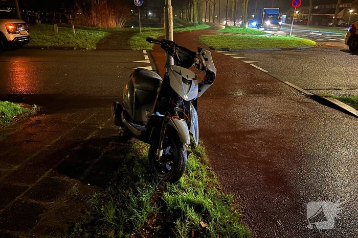 Scooterrijder en automobilist botsen met elkaar