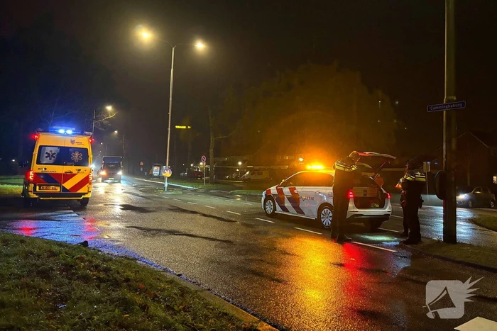 Scooterrijder en automobilist botsen met elkaar