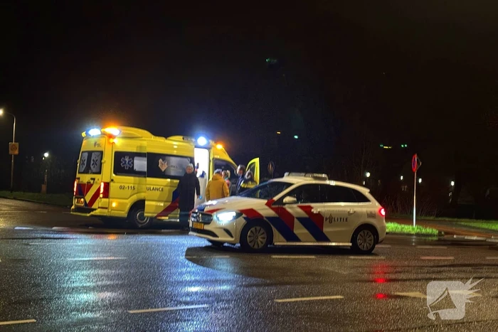 Scooterrijder en automobilist botsen met elkaar