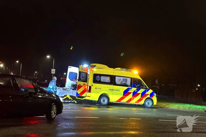 Scooterrijder en automobilist botsen met elkaar