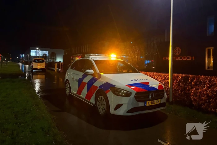 Brandweer blust brand in bedrijfspand