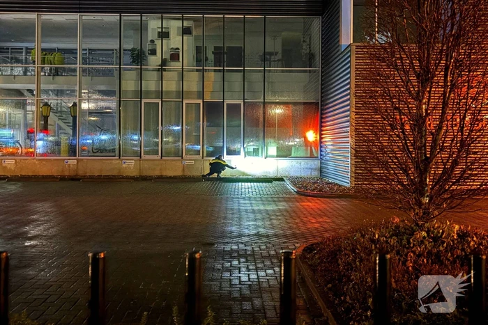 Brandweer blust brand in bedrijfspand
