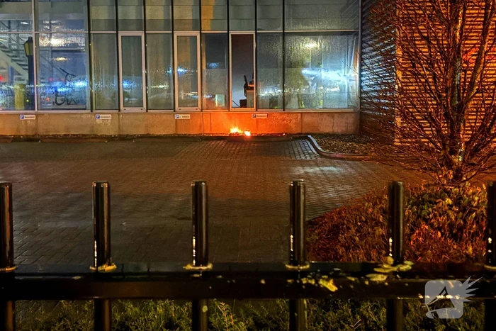Brandweer blust brand in bedrijfspand