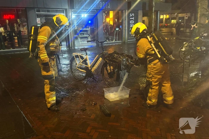 Elektrische bezorgfiets van Domino's vat vlam