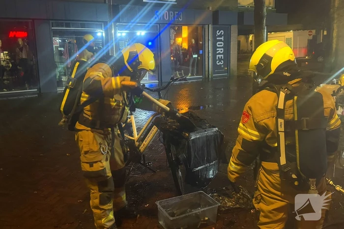 Elektrische bezorgfiets van Domino's vat vlam