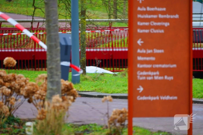 Overleden persoon aangetroffen bij begraafplaats