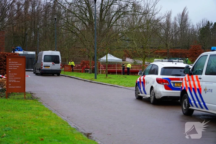 Overleden persoon aangetroffen bij begraafplaats