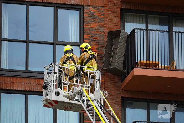Bank op balkon dreigt te vallen