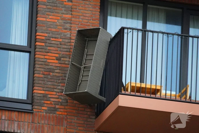 Bank op balkon dreigt te vallen