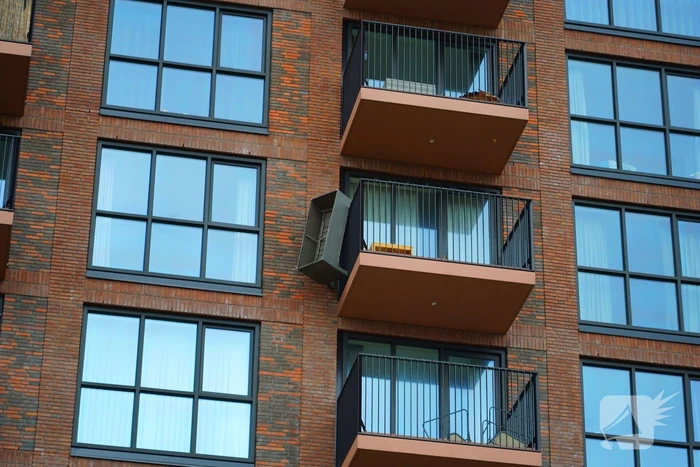 Bank op balkon dreigt te vallen