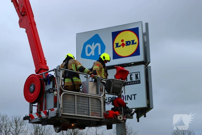 Storm veroorzaakt schade aan reclamezuil