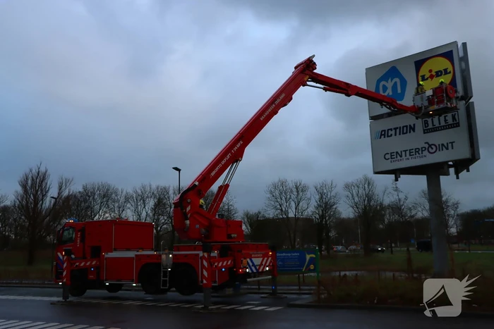 Storm veroorzaakt schade aan reclamezuil