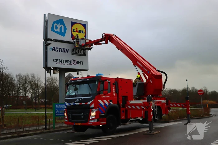 Storm veroorzaakt schade aan reclamezuil