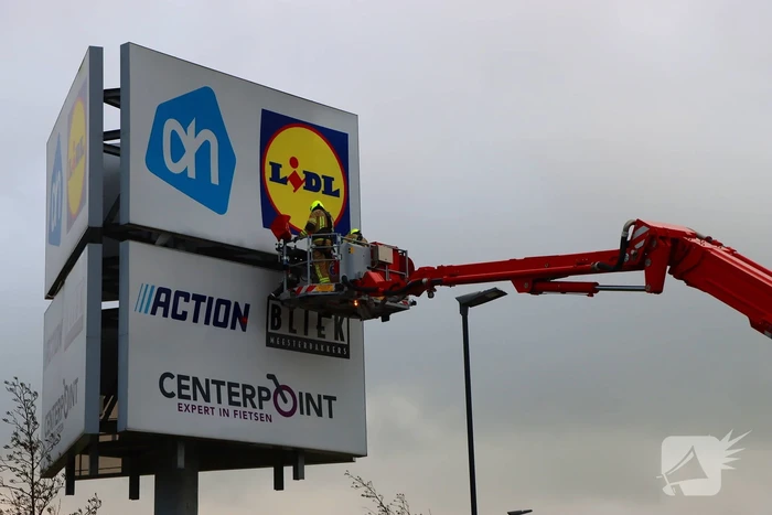 Storm veroorzaakt schade aan reclamezuil