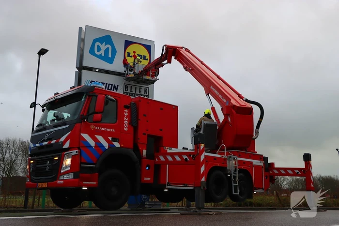 Storm veroorzaakt schade aan reclamezuil