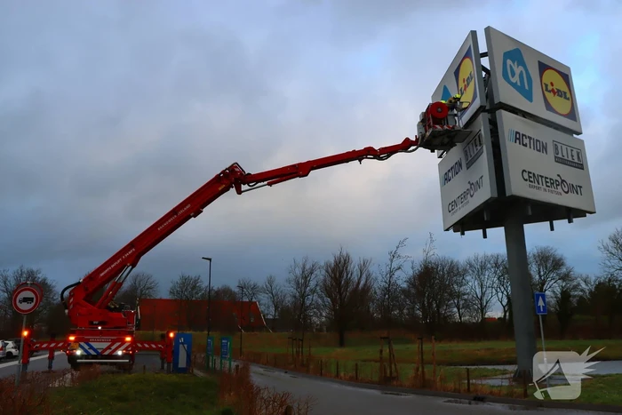 Storm veroorzaakt schade aan reclamezuil