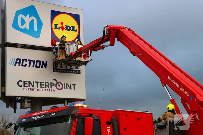 Storm veroorzaakt schade aan reclamezuil