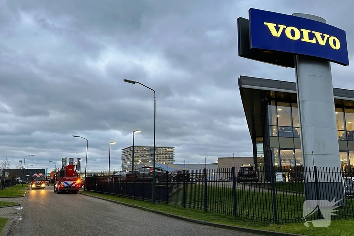 Stormschade zorgt voor loshangend bord