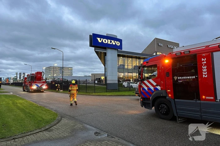 Stormschade zorgt voor loshangend bord