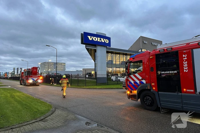Stormschade zorgt voor loshangend bord