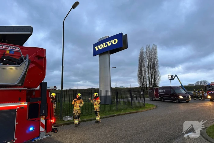 Stormschade zorgt voor loshangend bord
