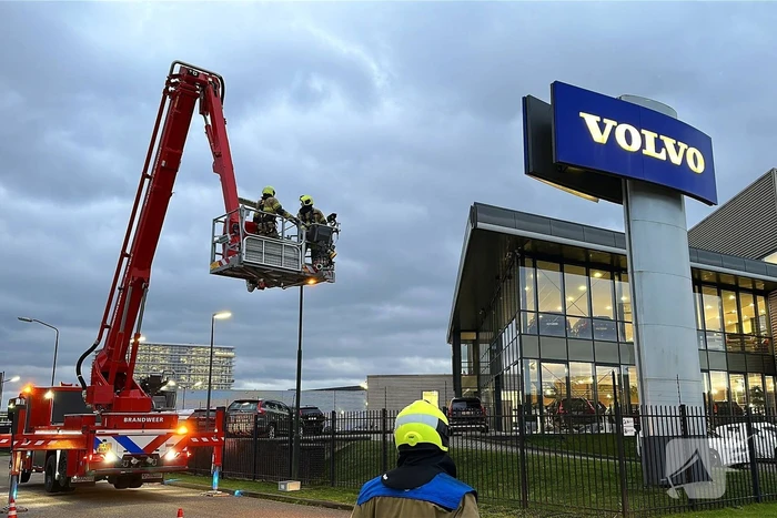 Stormschade zorgt voor loshangend bord
