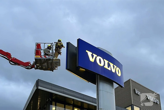 Stormschade zorgt voor loshangend bord