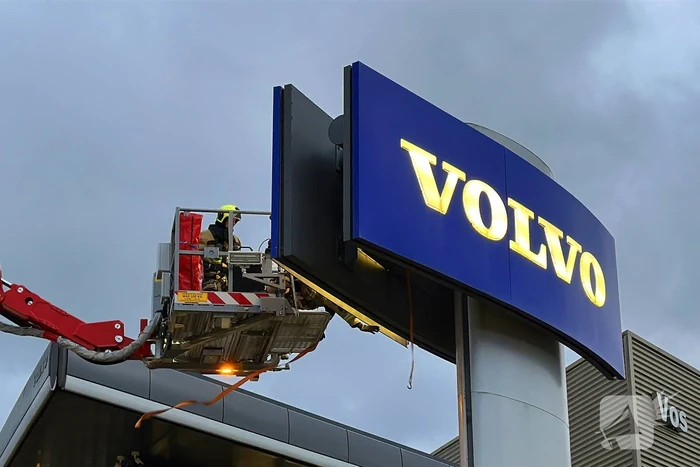 Stormschade zorgt voor loshangend bord