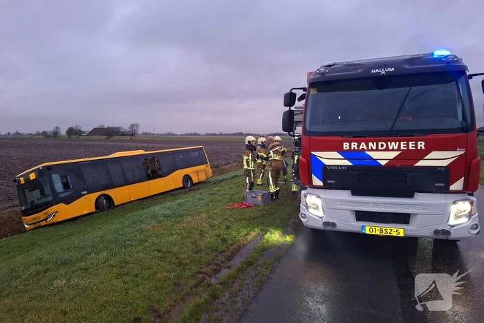 Lijnbus raakt van de weg