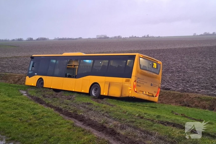 Lijnbus raakt van de weg