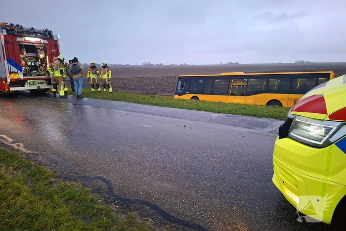 Lijnbus raakt van de weg