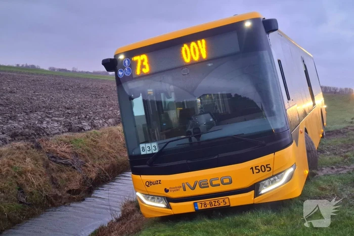 Lijnbus raakt van de weg