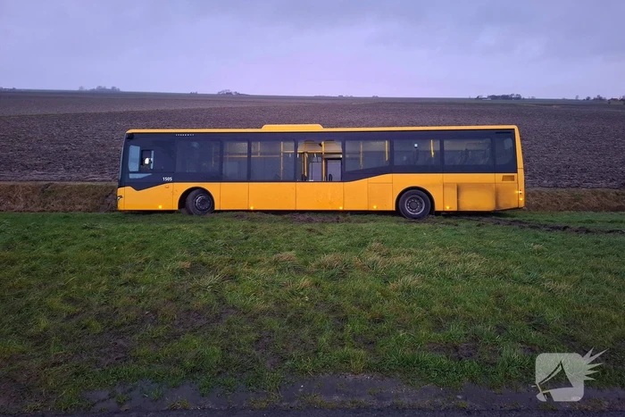 Lijnbus raakt van de weg