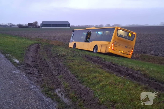 Lijnbus raakt van de weg