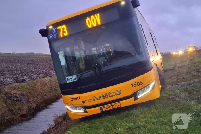Lijnbus raakt van de weg