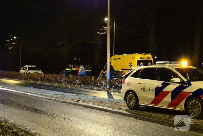 Klein kind maakt val met de fiets
