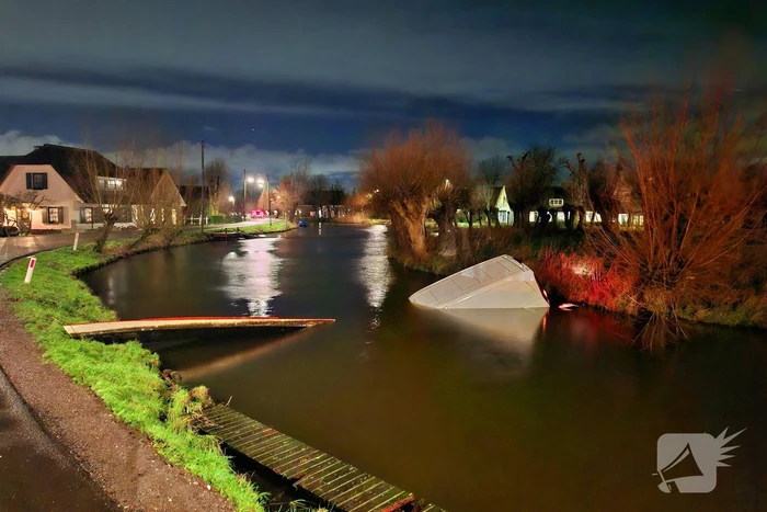 Bestelbus belandt in het water
