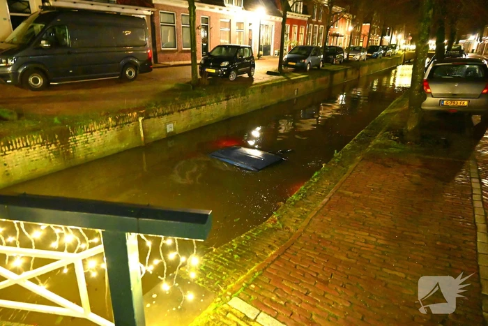 Auto belandt in een gracht