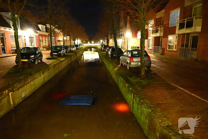 Auto belandt in een gracht