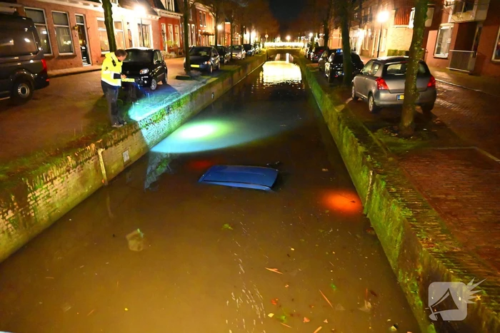 Auto belandt in een gracht