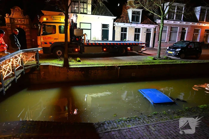 Auto belandt in een gracht